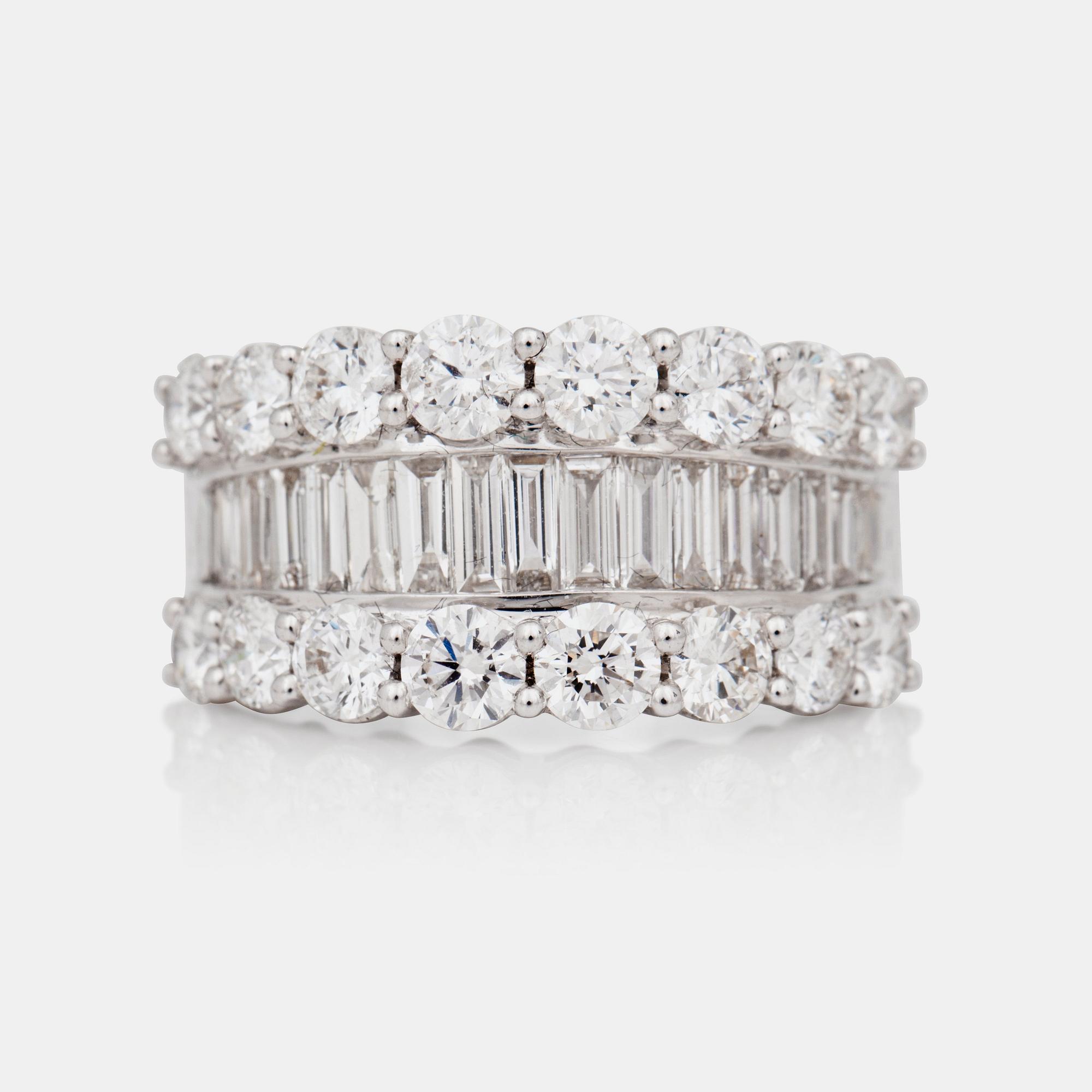 RING med briljant- samt baguettslipade diamanter totalt 2.99ct enligt gravyr.