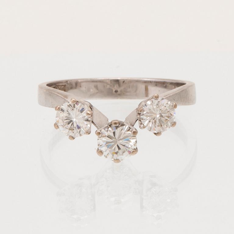 Ring trestensring 18K vitguld med runda briljantslipade diamanter.