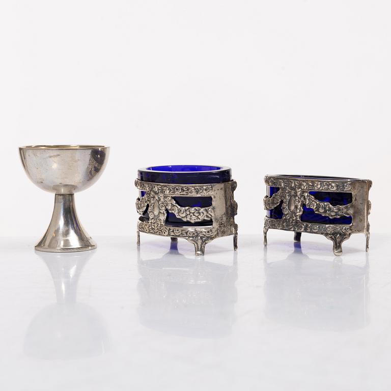 Skål, bägare, borste, kam, ett par saltkar samt 6 st fat, silver.