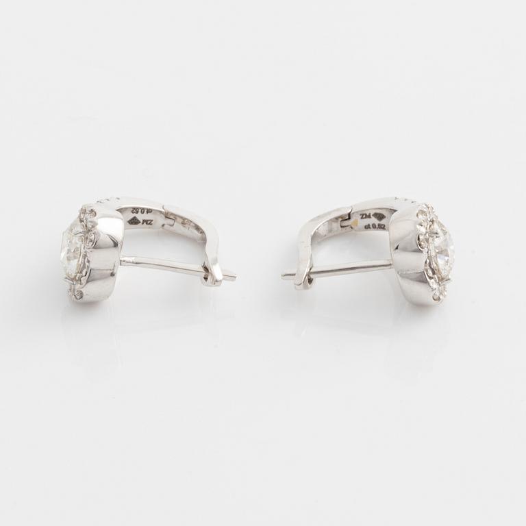 Earrings with brilliant-cut diamonds accompanied by an HRD report.