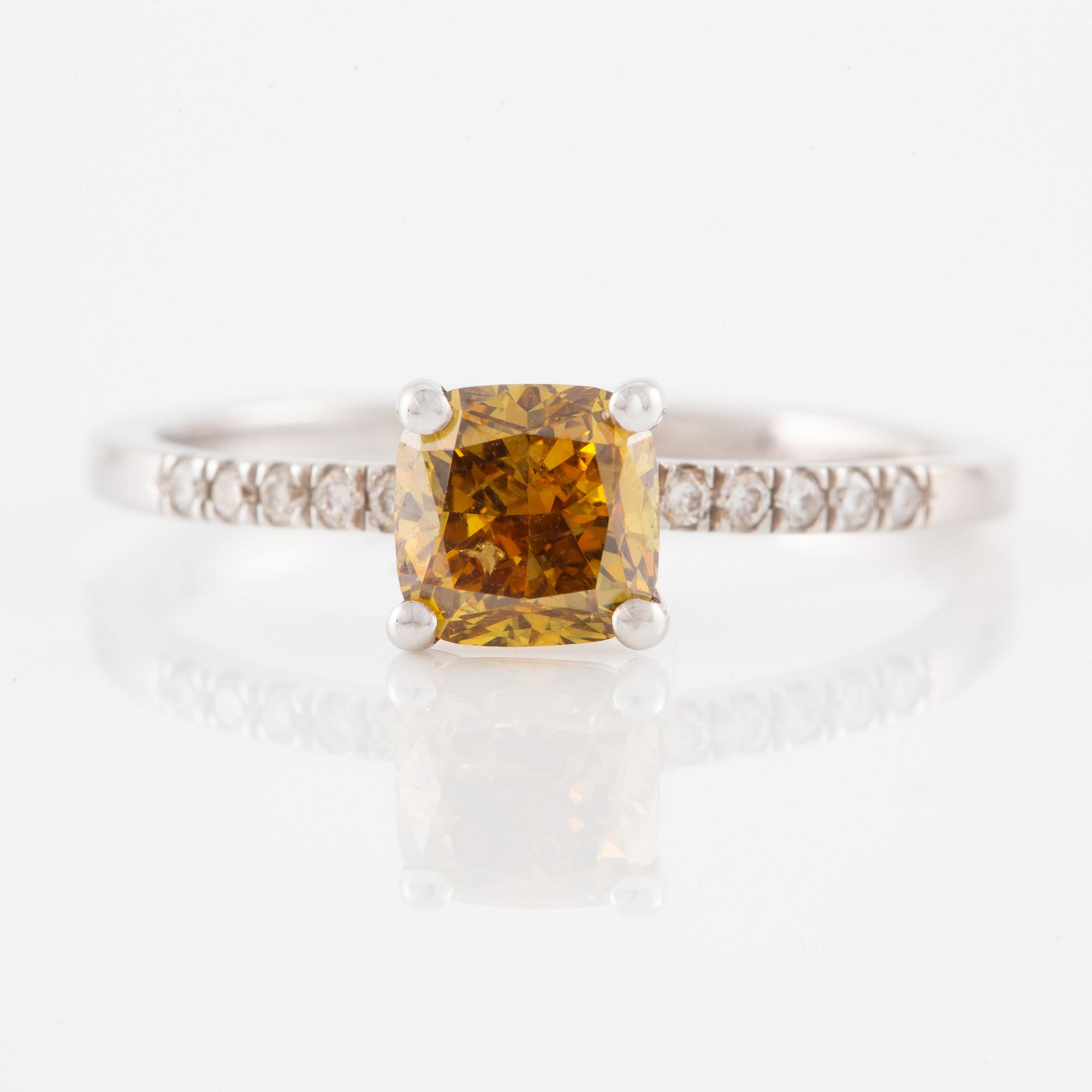 Ring 18K vitguld med cushionslipad gulorange diamant 1.02 ct,.