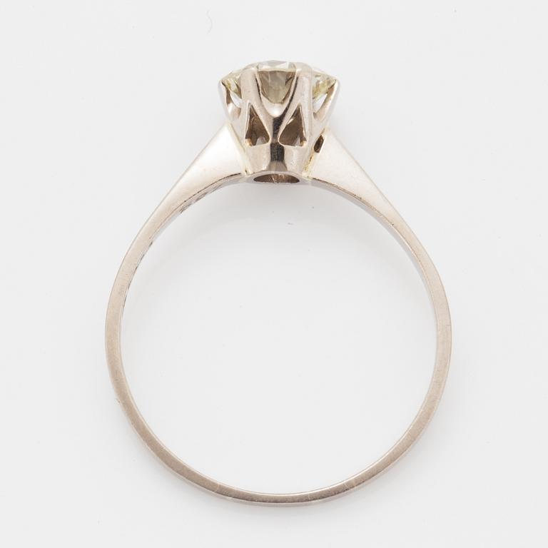1,38 ct brilliant-cut diamond ring.
