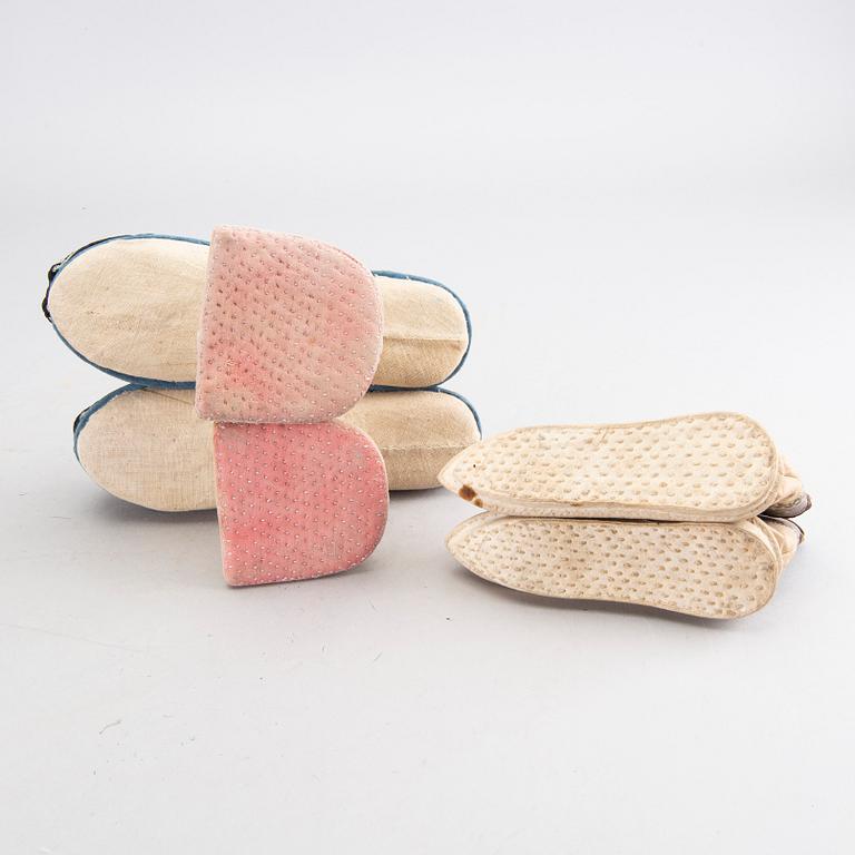 SKOR, två par, textil. Kina, 1900-talets början.