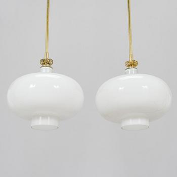 Paavo Tynell, a pair of mid-20th century 'K2-19' pendant lights for Idman.