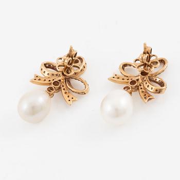 Earrings, a pair, 18K rose gold with cultured freshwater pearls and brilliant-cut diamonds.