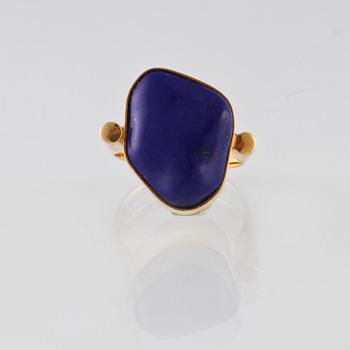 RING, 14K guld med trumlad lapis lazuli. Vikt 8,4 gram.