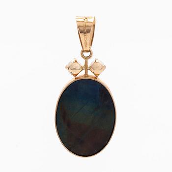 Elis Kauppi, A 14K gold pendant with spectrolite and cultured pearls, Kupittaan Kulta Turku 1985.