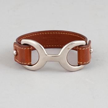 Hermès, a brown leather bracelet.