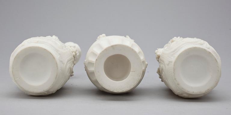 KANNA SAMT VASER, ett par, parian, 1800-tal.