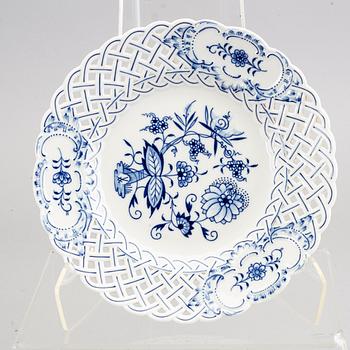 SERVISDELAR, 19 st, porslin, "Lökmönstret", Meissen, Tyskland,