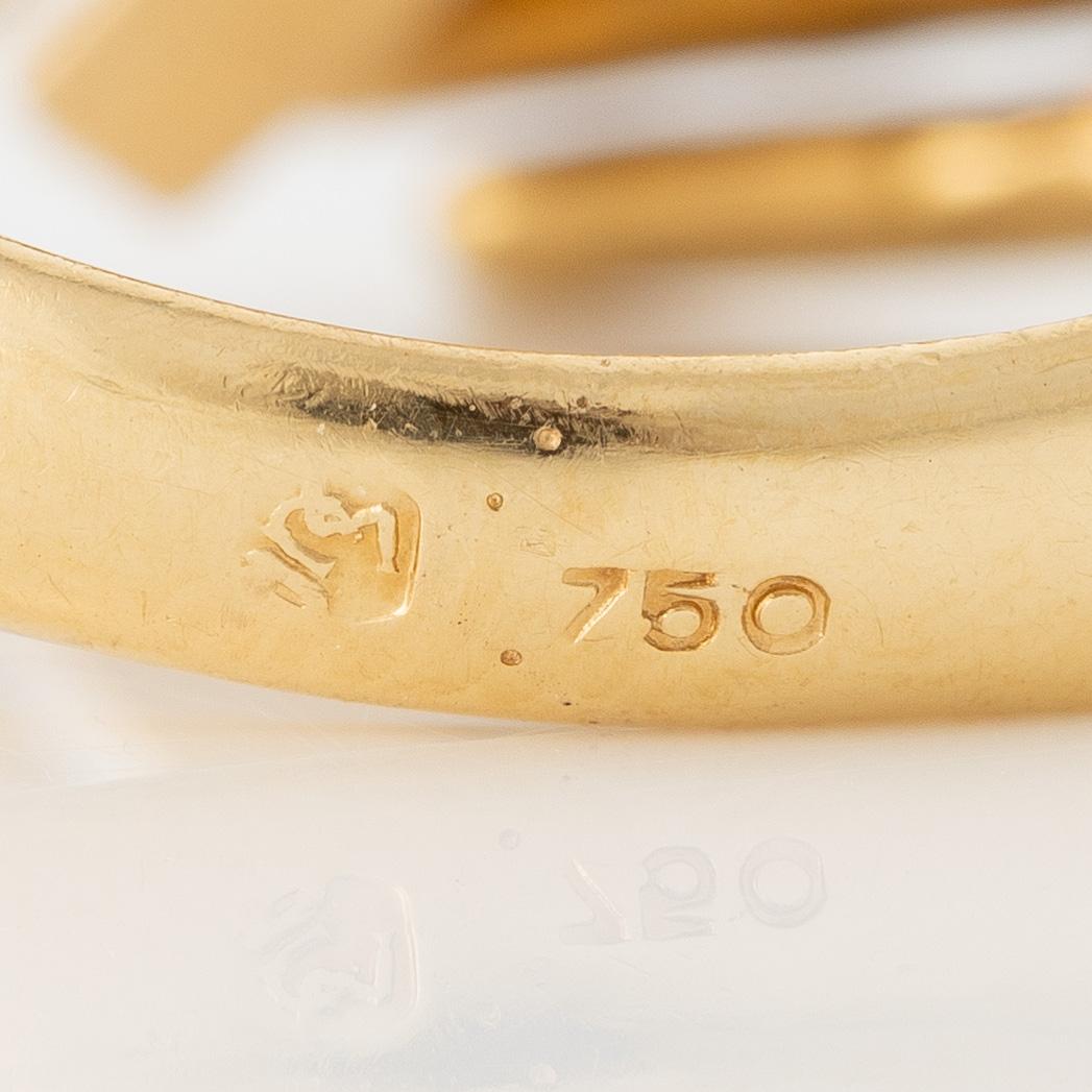 Ring, 18K gold in the form of hands, set with carré-cut rubies.