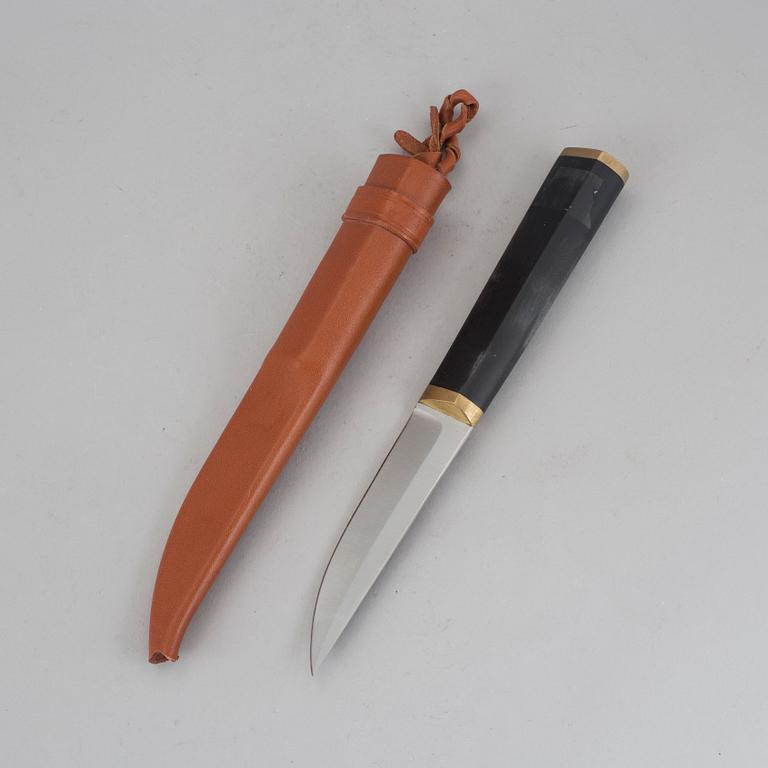 PUUKKO-KNIV, rostfritt stål, nylon och mässing, märkt Tapio Wirkkala, Hackman Finland. Formgiven 1961.