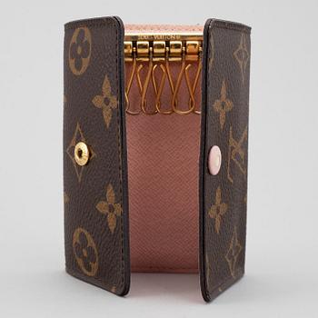 LOUIS VUITTON, nyckelhållare samt armband.