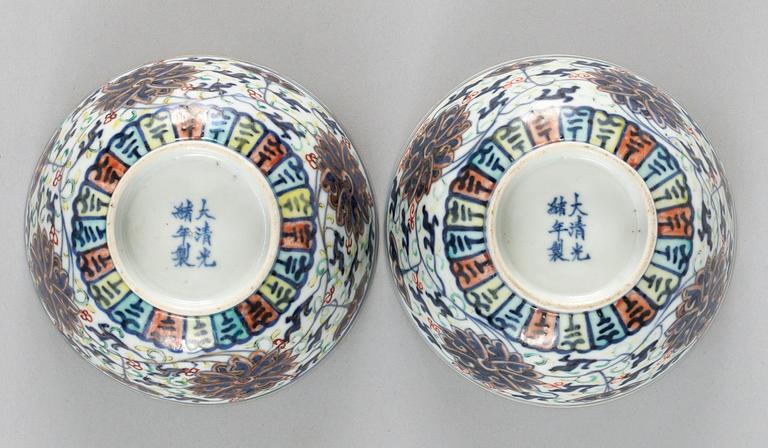 SKÅLAR, ett par, porslin. Qing dynastin med Guangxus sex karaktärers märke och period (1875-1908).