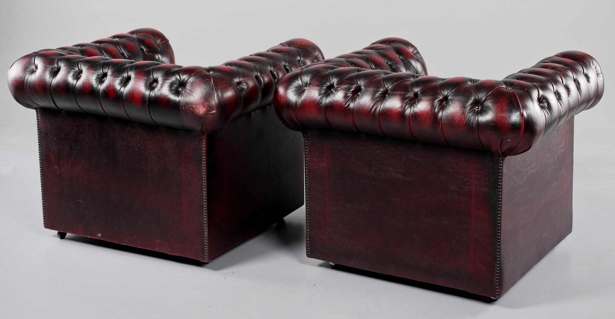 FÅTÖLJER, ett par, Chesterfield-modell, 1900-talets andra hälft.
