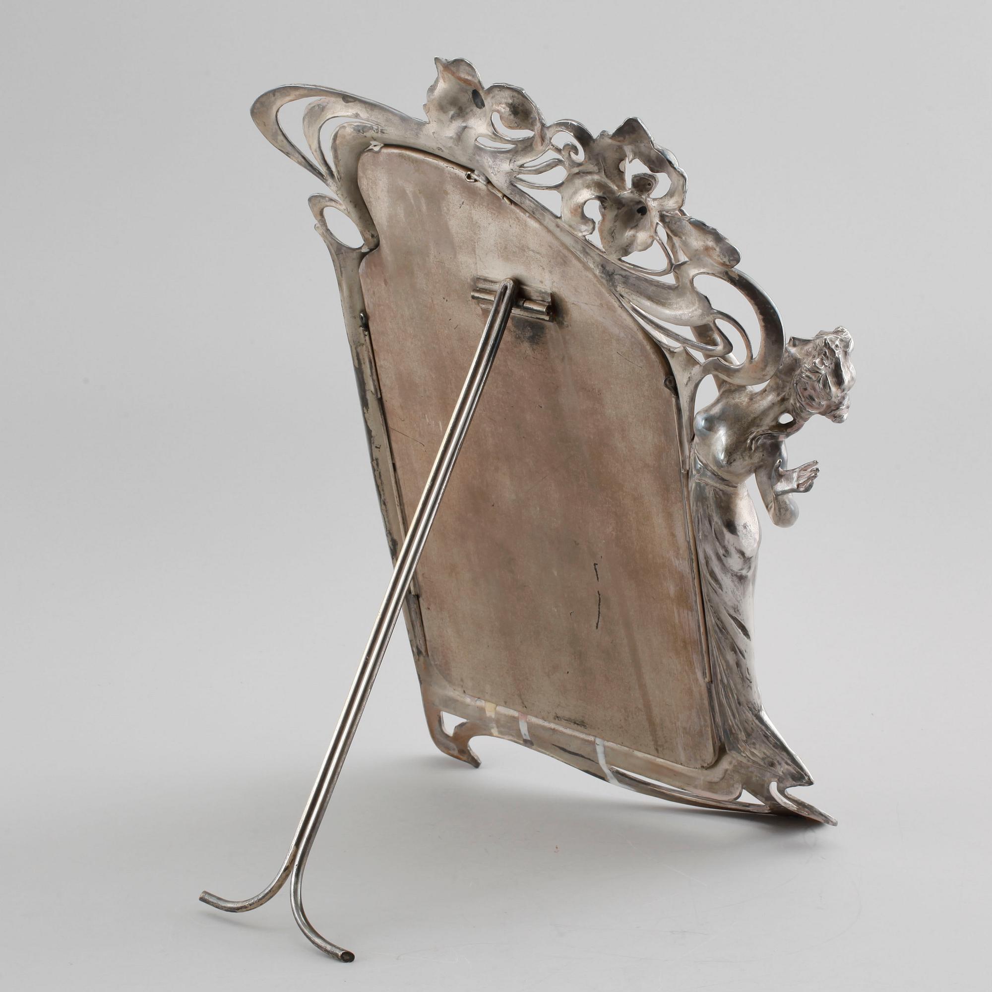 A jugend table mirror in electroplated nickel silver, made in the beginning of the 20th century.