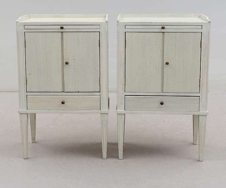 SÄNGBORD, 1 par, gustaviansk stil, 1900-talets andra hälft.