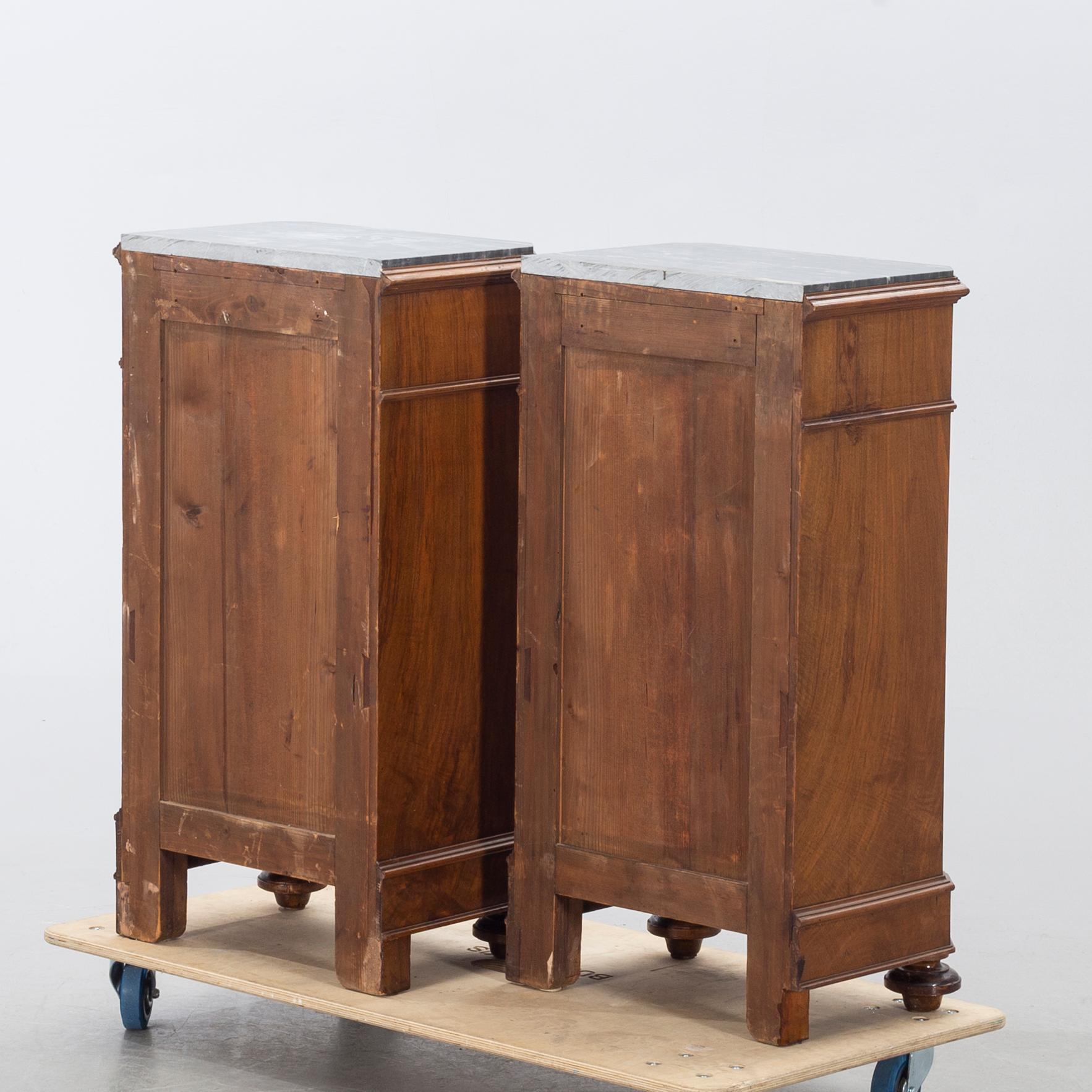 SÄNGBORD ett par 1900-talets första hälft.