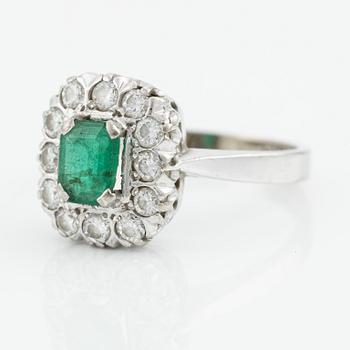 Ring, 18K white gold with emerald and brilliant-cut diamonds.