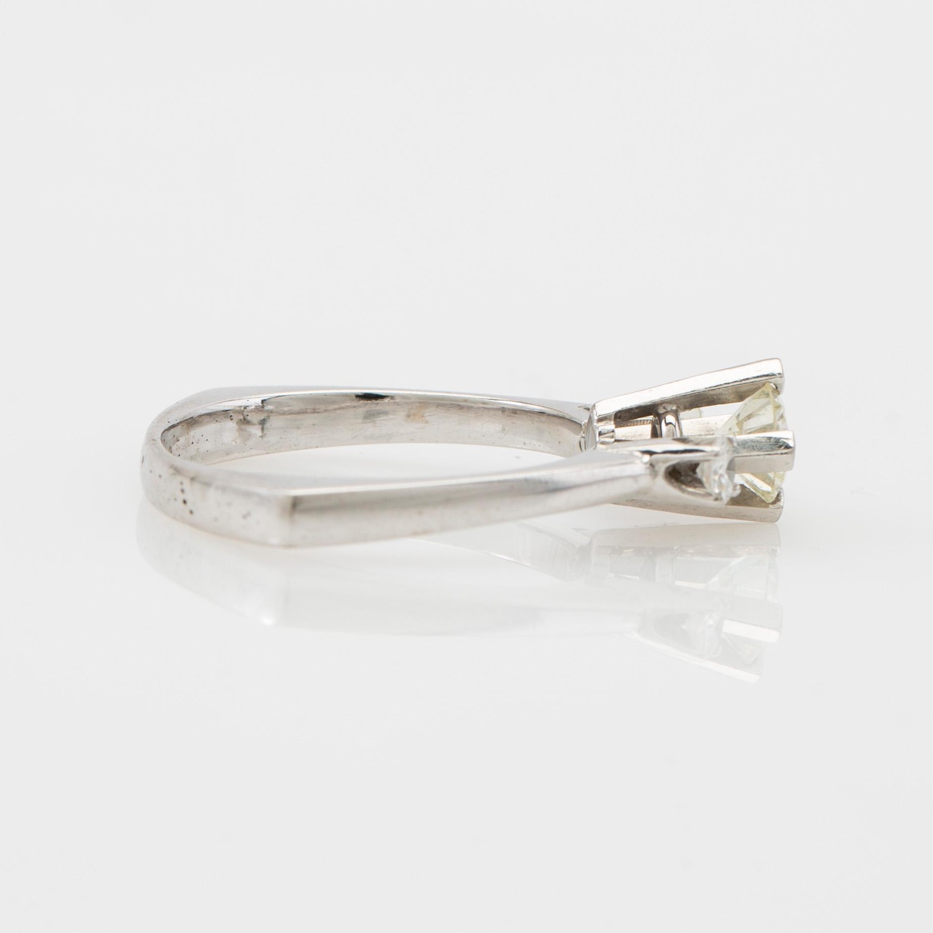 Ring, 18k vitguld med briljantslipade diamanter.