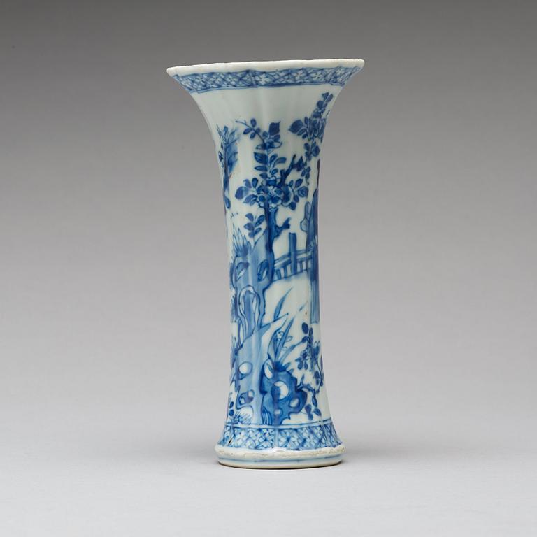 A blue and white vase, Qing dynasty, early 18th Century.