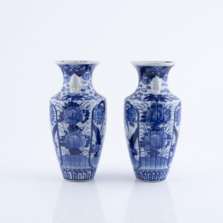 A pair of blue and white vases, Japan, around 1900.