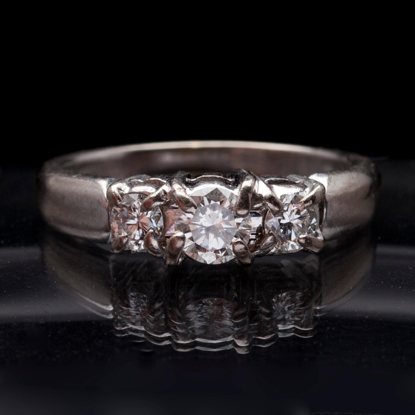 RING, vitguld 14K, 3 briljantslipade diamanter, tot. ca 0,30 ct. Kultaseppä J. Toivola Ingå 1981. Vikt 4,8 g.