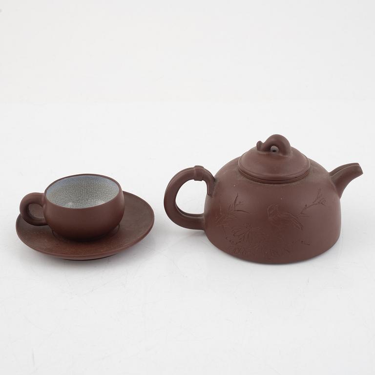 A Chinese yixing teapot and four cups with saucers, 20th century.