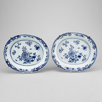 STEKFAT, ett par, porslin, Kina Qianlong (1736-1795).