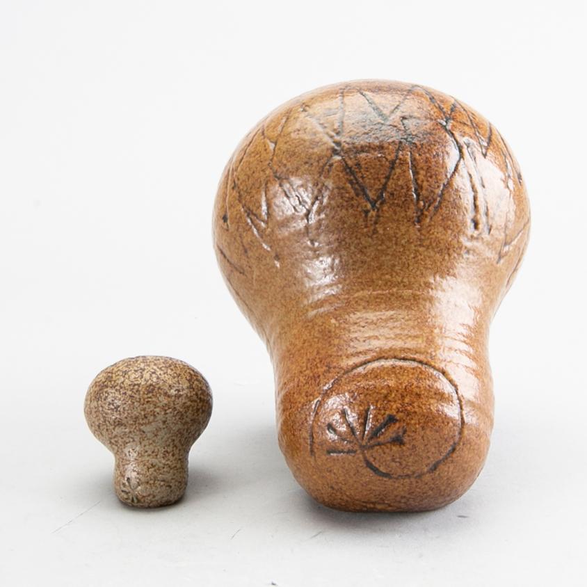 LISA LARSON, 3 pcs, 2 lions and 1 wall relief, Gustavsberg, second half of the 20th century.