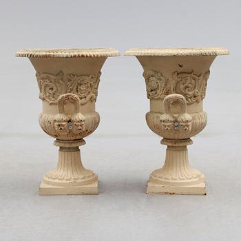 TRÄDGÅRDSURNOR, 1 par, gjutjärn, 1900-talets andra hälft.