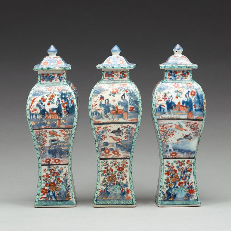 URNOR med LOCK, tre stycken, porslin. Qingdynastin, Kangxi (1662-1722).