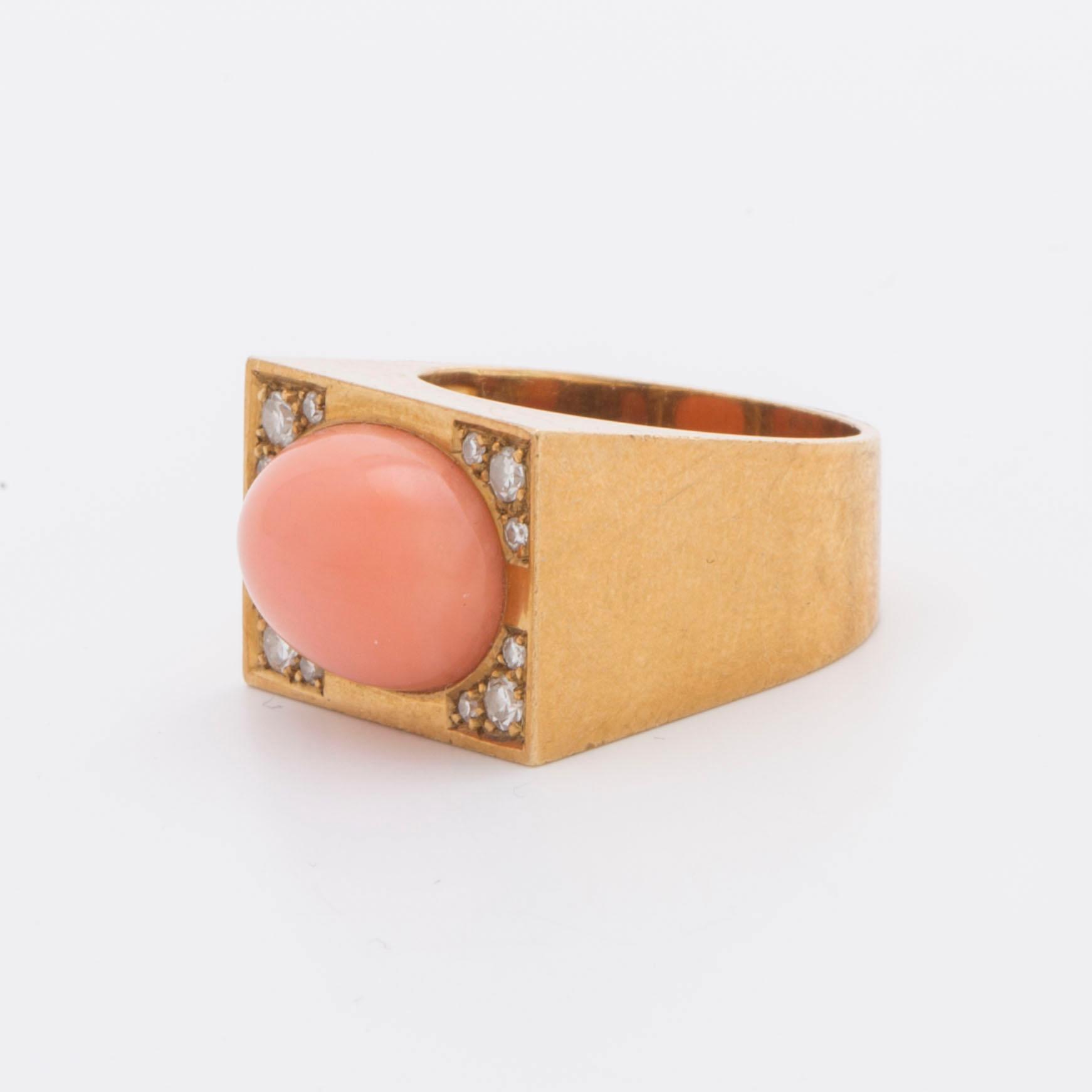 RING 18K guld med diamanter 8/8 ca 0,20 ct totalt samt 1 korall ca 10 x 15 mm.