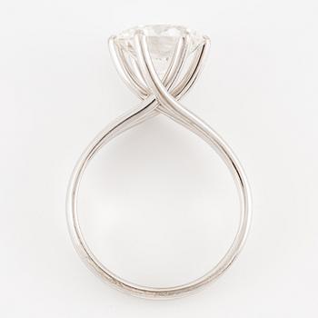 A ring in 18K white gold set with a round brilliant-cut diamond.