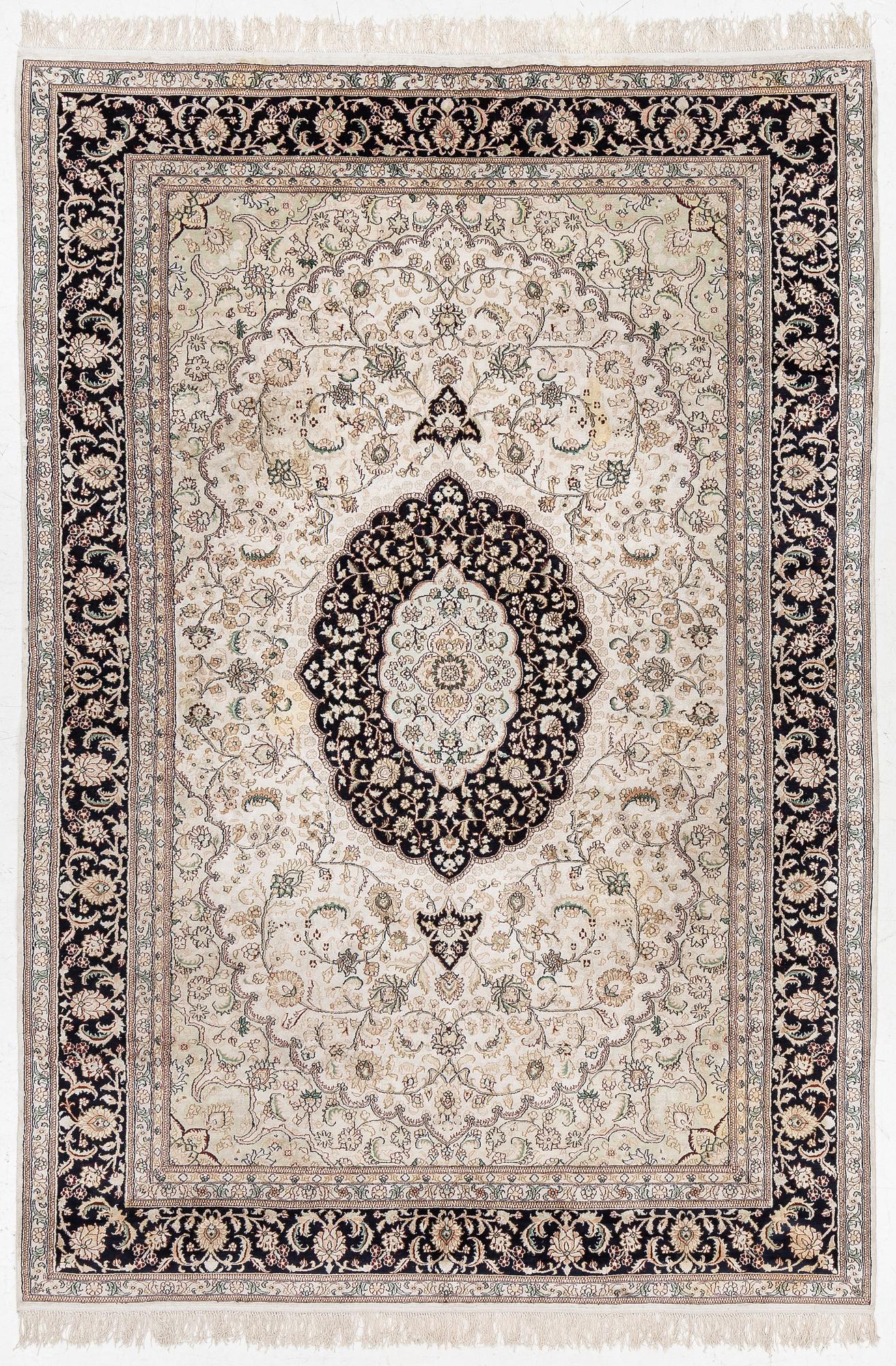 Matta, orientalisk, ca 278 x 190 cm.