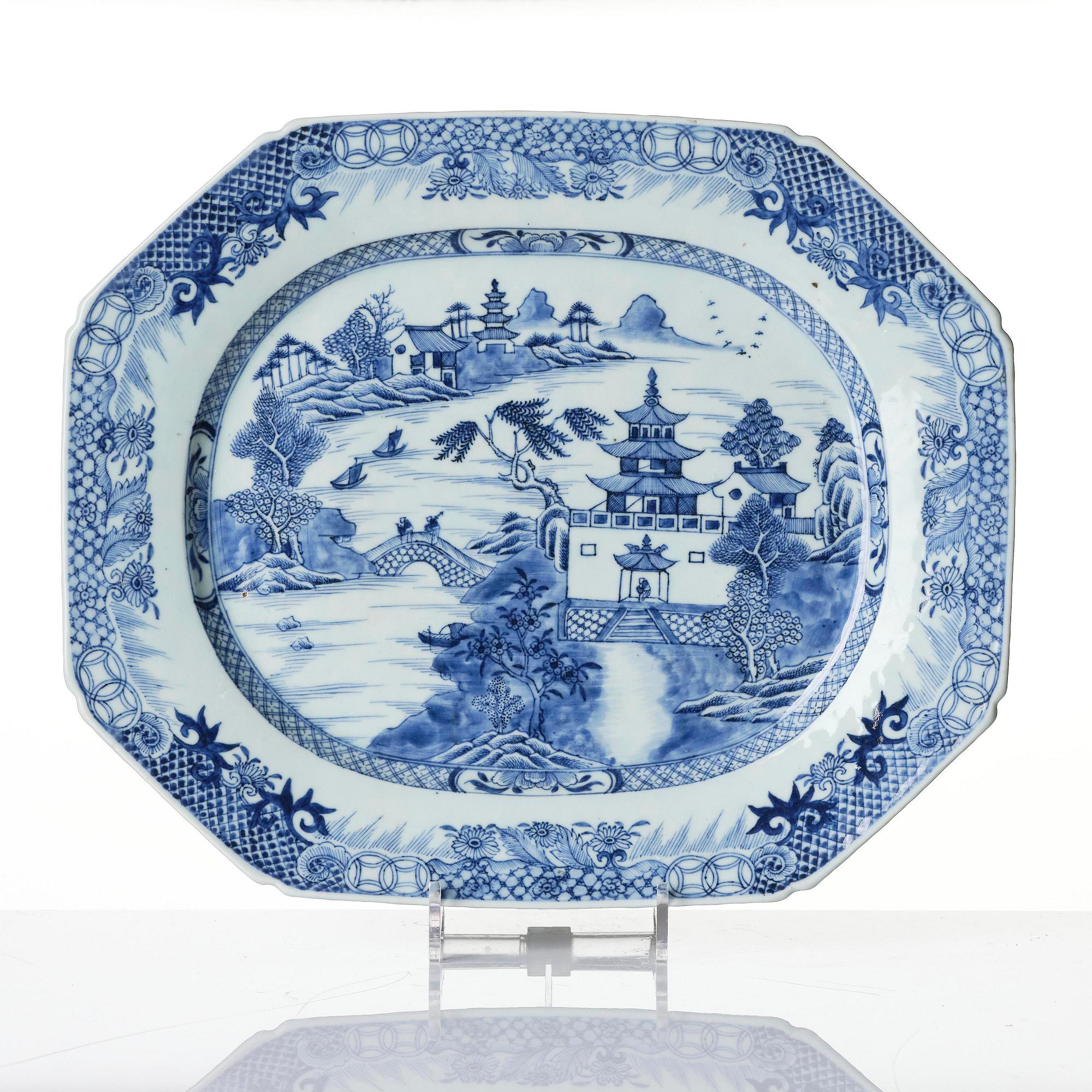 A pair of chargers, porcelain Qianlong 1736-95.