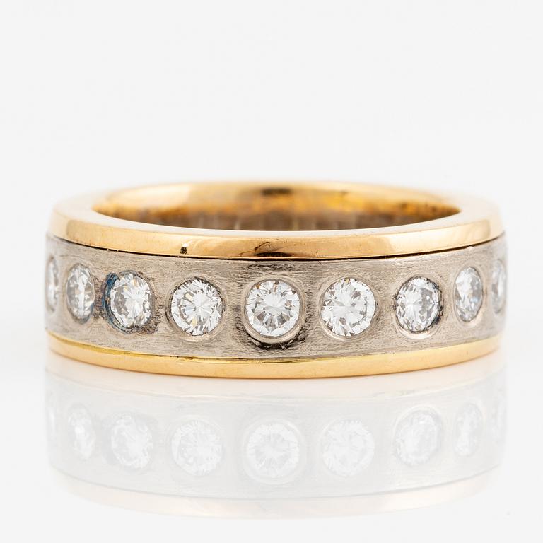 Ring 18K gold with round brilliant-cut diamonds.