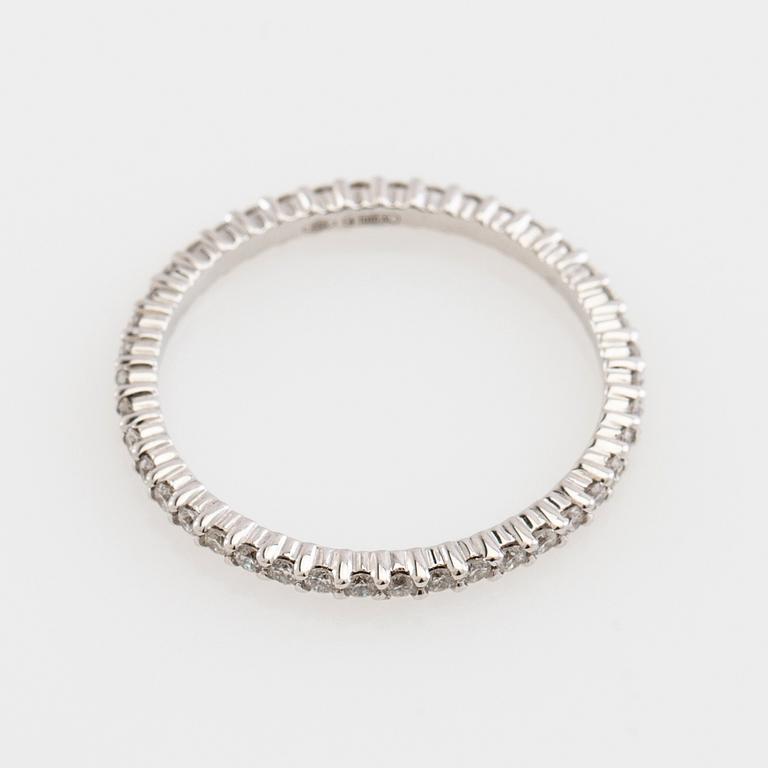 Alliansring, 18k vitguld med briljantslipade diamanter.