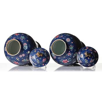 Urnor med lock, ett par, porslin. Qingdynastin, 1700/1800-tal.