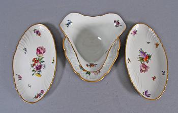 MATSERVIS, 68 delar, porslin, "Sachsisk blomst", Royal Copenhagen.