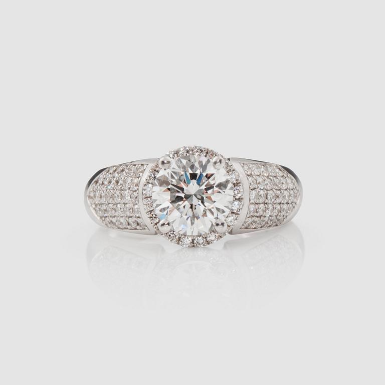 A brilliant-cut diamond ring. Total carat weight circa 2.92 cts.