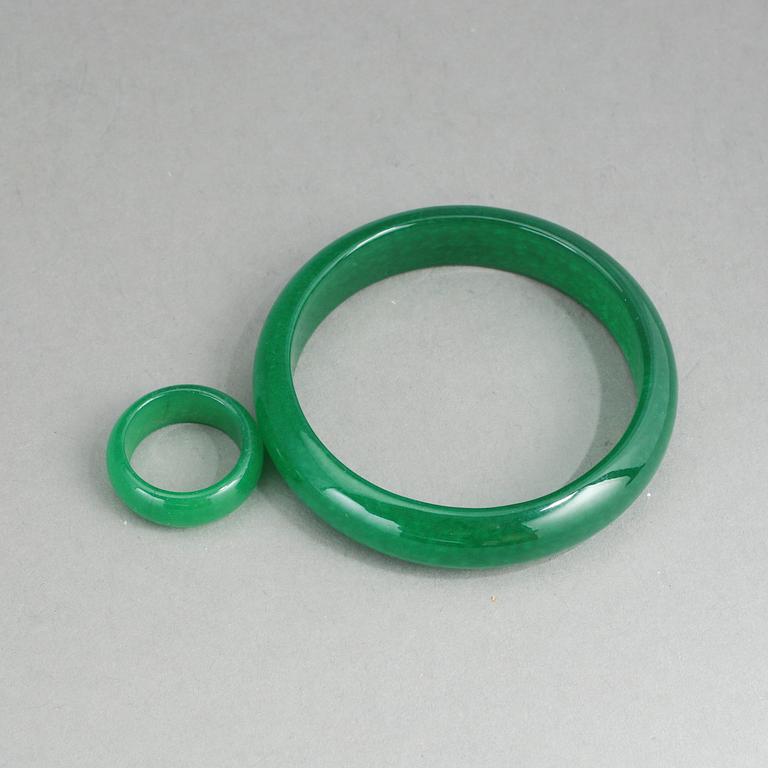 RING OCH ARMRING, behandlad nefrit/jade.