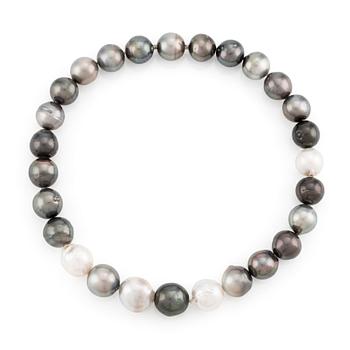 548. A cultured Tahiti- and South Sea pearl neclace, Gaudy.