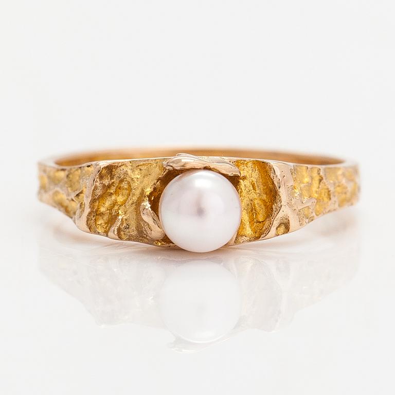 Björn Weckström, A 14K gold and cultured pearl ring "Small word". Lapponia 1974.