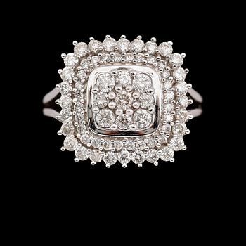 RING, 10 k vitguld, med briljantslipade diamanter tot 1.50 ct.