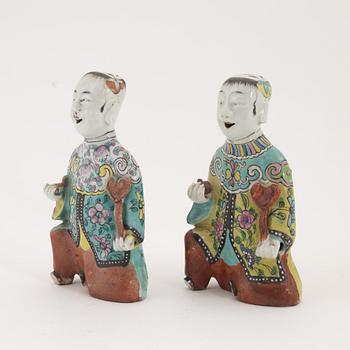 Figuriner, 2 st, porslin, 'Laughing boys', Kina, sen Qingdynasti.