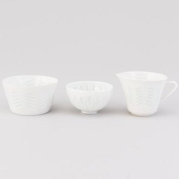 A 13-piece porcelain coffee set, Arabia, latter half and end of the 20th Century. Three pcs by Friedl Holzer-Kjellberg.