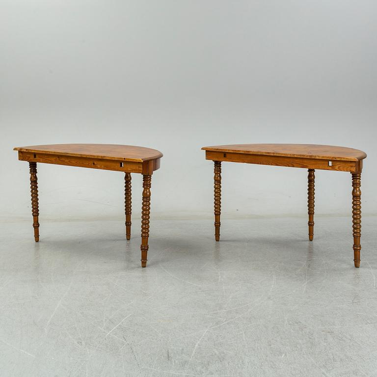 A two-piece birch dining table from around the year 1900.