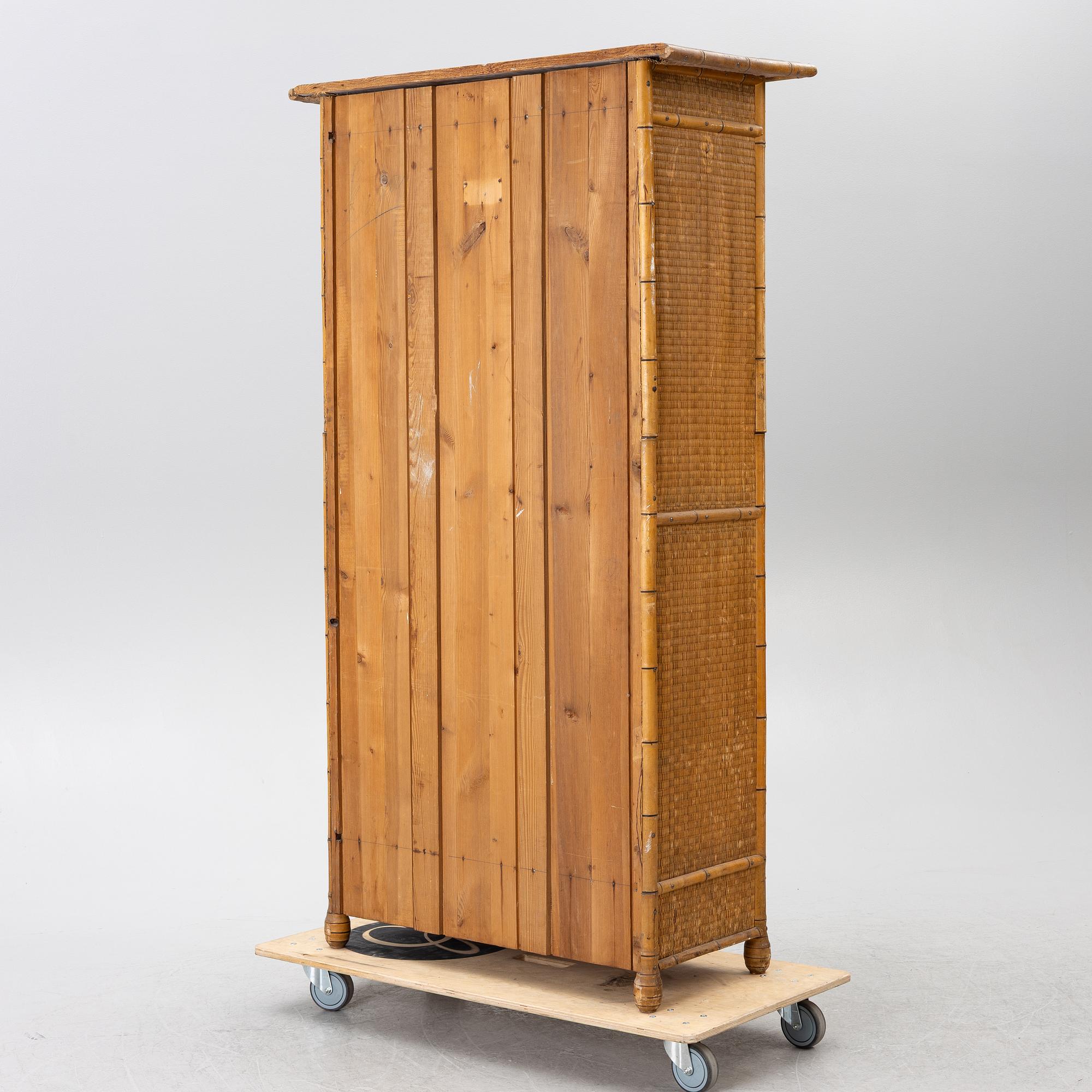 Klädskåp, omkring år 1900.