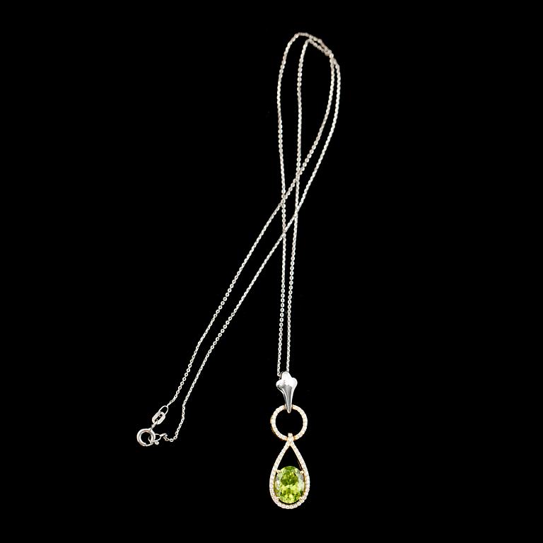 COLLIER, 18 k guld och vitguld, peridoter 3.07 ct, briljantslipade diamanter totalt 0.32 ct. Total vikt ca 5 g.